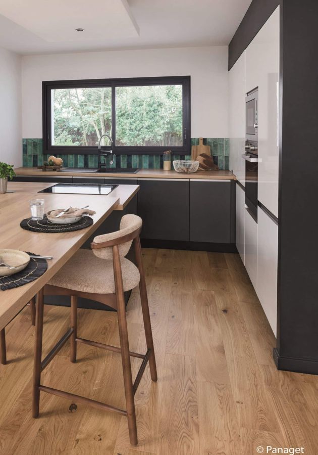 Parquet Panaget posé en cuisine. Chene de France, Zenitude Topaze Diva 184